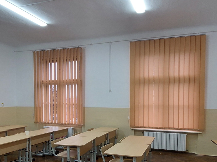 Sala de clasa cu jaluzele verticale