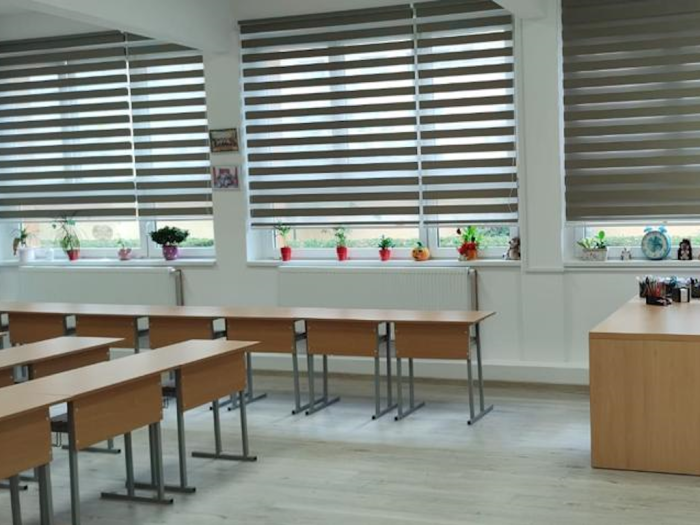 Sala de clasa cu rulouri textile