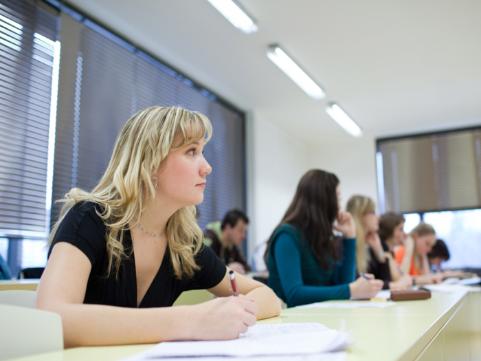 Sala de clasa cu jaluzele orizontale